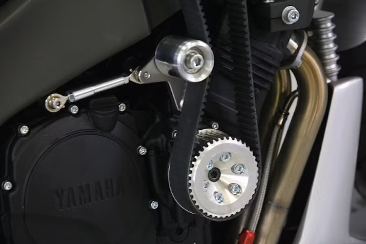 Dây đai này được nối với bộ siêu nạp (supercharger) được lấy từ động cơ của xe MINI Cooper S. Với một số cải tiến ở máy của FZR1000, động cơ này chắc chắn sẽ có công suất mạnh hơn rất nhiều với bộ supercharger.