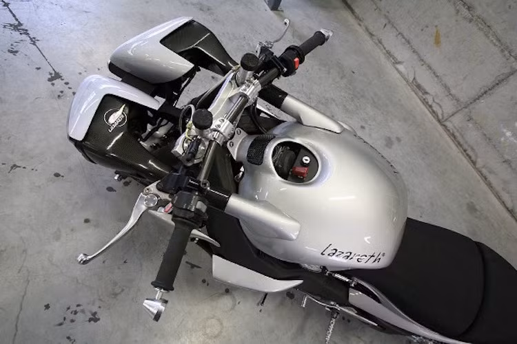 Cặp đèn pha của bản độ Lazareth này được lấy từ Yamaha R6, và nối vào bình xăng của xe,khiến nó có dạng như đôi mắt của một con bọ ngựa.