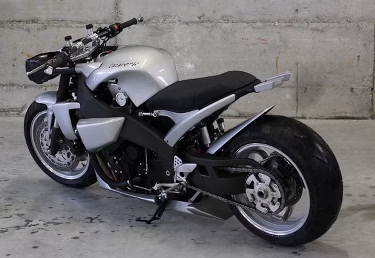 Gắp sau của chiếc xe được đổi thành 1 gắp, kèm theo mâm với bản cực lớn. Các chi tiết thân xe sắc nhọn như những chiếc Yamaha hiện đại ngày nay.