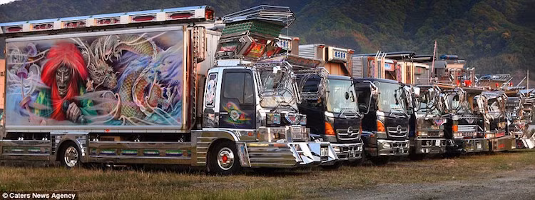 Cũng như những người yêu xe khác, những chủ xe Dekotora thường tổ chức những buổi offline để khoe xe và giao lưu, trao đổi kinh nghiệm.