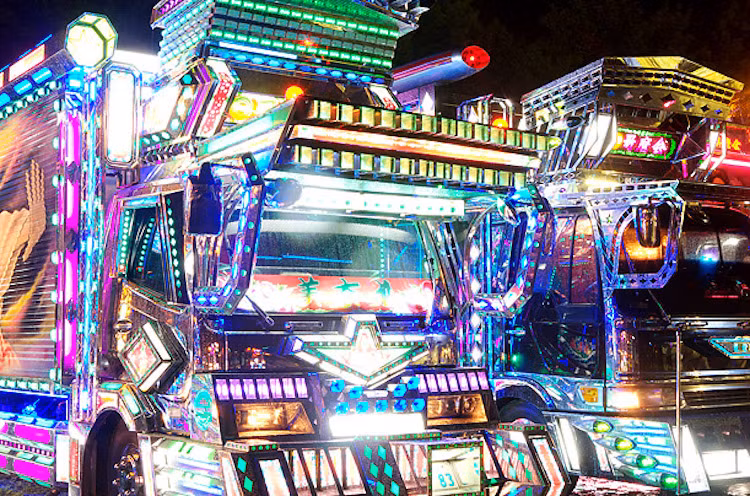 Những món trang trí giúp định hình phong cách Dekotora đó là các loại bodykit bằng kim loại sắc nhọn và "chĩa" ra tua tủa như phim siêu nhân...