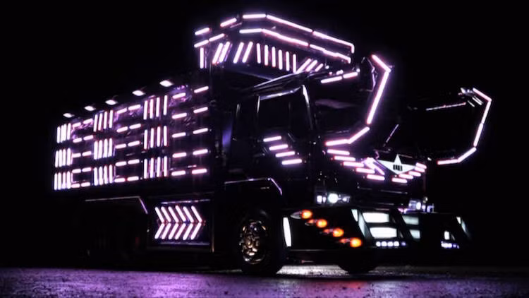 Bên cạnh đó, họ cũng rất tuân thủ luật pháp khi đi trên đường, chính vì vậy những chiếc xe tải "độ hết bài" này vẫn được chính phủ cho phép hoạt động.