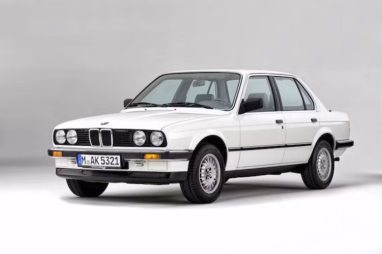 3 Series thế hệ thứ 2 (E30) - từ 1982 tới 1993, mẫu xe BMW đầu tiên có phiên bản dẫn động 4 bánh.