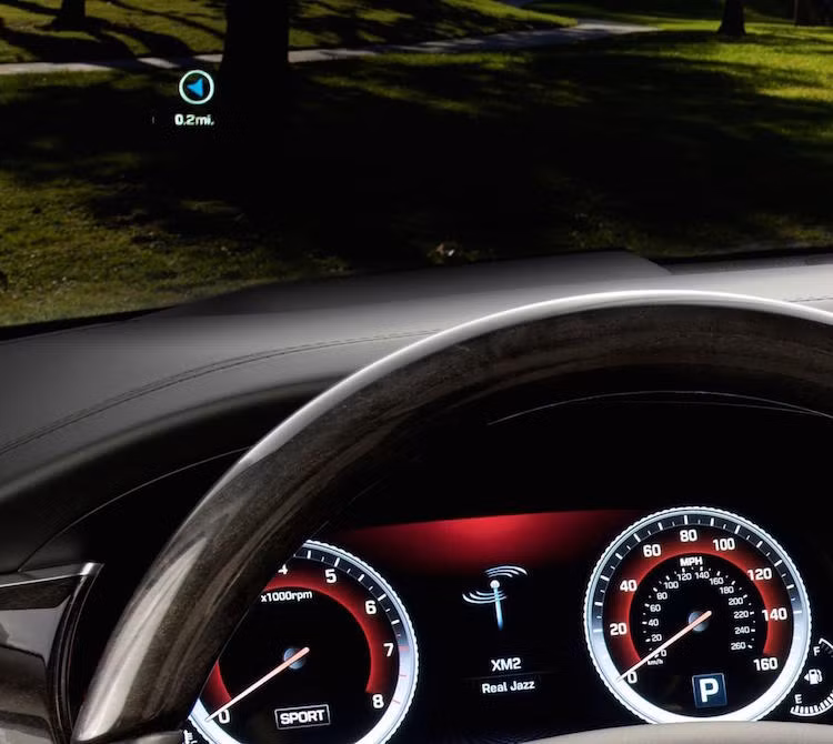 Trước mặt người lái là bảng đồng hồ kỹ thuật số đa chế độ, kèm theo màn hình hiển thị trên kính HUD.