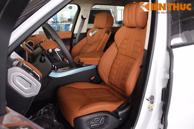 Toàn bộ các ghế ngồi đều được bọc loại da cao cấp của Anh, với độ mềm và độ mịn ít loại vật liệu nào có thể sánh được.