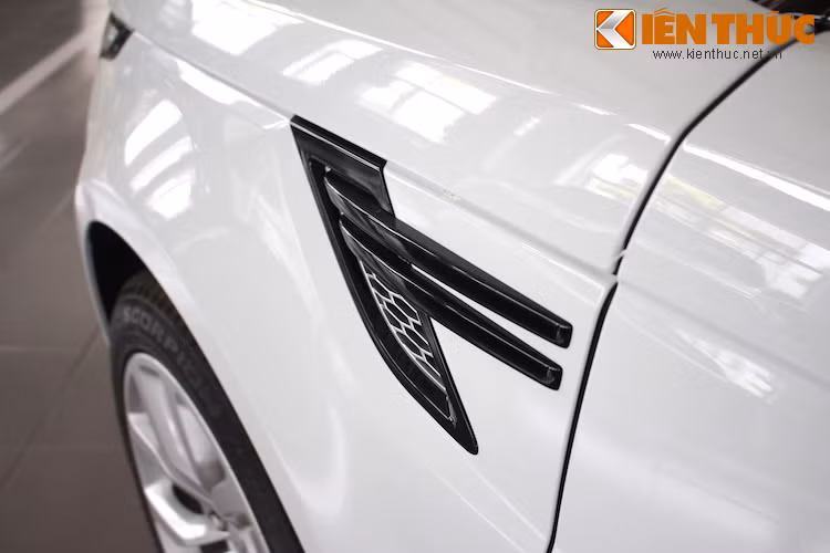 Thay vì các thanh nhôm dọc theo cửa như trên Range Rover, khe thoát gió của Sport trên vè trước có thiết kế nhỏ gọn và thể thao hơn.
