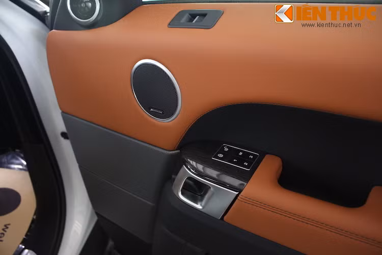 Xe cũng được trang bị các tiện nghi cao cấp nhất như hệ thống âm thanh hi-end Meridian 3D với tổng cộng 23 loa...