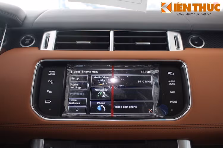 Trên bảng táp-lô là một màn hình cảm ứng lớn, đóng vai trò là hệ thống thông tin giải trí đồng thời cũng là "công tắc" để điều chỉnh các tính năng của xe như hệ thống treo khí, hệ thống đèn chiếu sáng...