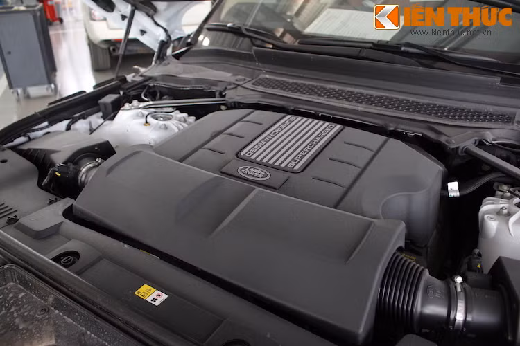Nằm dưới nắp ca-pô của Range Rover Sport Autobiography là động cơ 5.0l V8 siêu nạp với công suất 510 PS và mô-men xoắn cực đại 625 Nm.