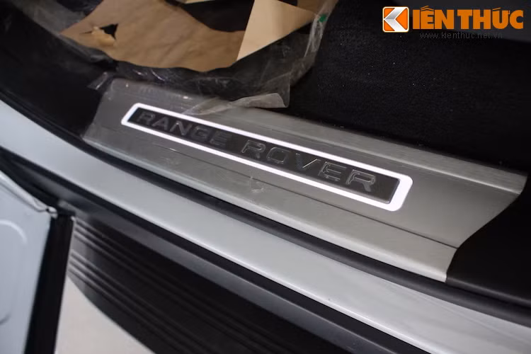 Bước chân vào xe, hành khách sẽ được chào đón bởi những bệ cửa có đèn chiếu sáng đẹp mắt. Chủ xe cũng có thể đặt hàng chữ khắc trên bệ cửa trước tuỳ thích.