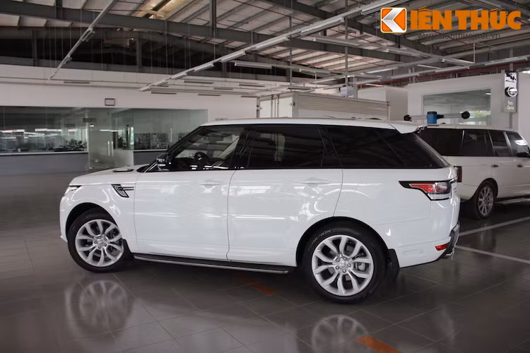 Kết hợp với hộp số tự động 8 cấp, chiếc xe nặng 2335 kg có thể tăng tốc từ 0-100 km/h trong 5,3 giây và tốc độ tối đa đạt 225 km/h, có thể "mở tua" để đạt 250 km/h nếu trang bị thêm gói tuỳ chọn thể thao Dynamic Pack.