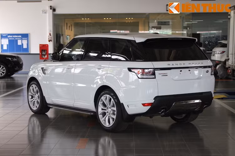 Ở phía sau, chiếc Range Rover Sport Autobiography có thiết kế đơn giản nhưng "cơ bắp", với điểm nhấn nằm ở cụm đèn hậu độc đáo và tấm chắn mạ bóng dưới cản sau.