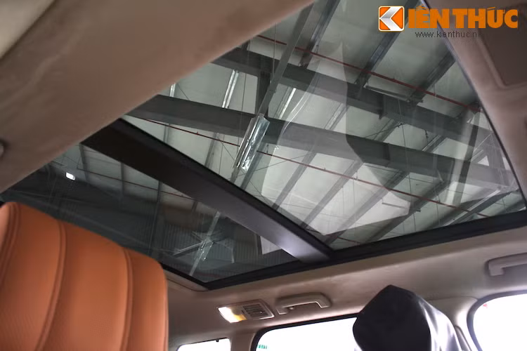 ... Hay cửa sổ trời panorama kéo dài từ trước tới hết hàng ghế sau của xe, có khả năng đổi màu kính theo tình trạng ánh sáng ngoài trời.
