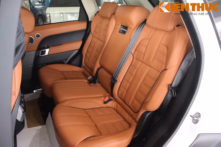 Tất cả các ghế ngồi đều có khả năng chỉnh điện, đồng thời có hệ thống sưởi/quạt gió. Hàng ghế sau có riêng hệ thống thông tin giải trí được gắn trên tựa đầu ghế trước.