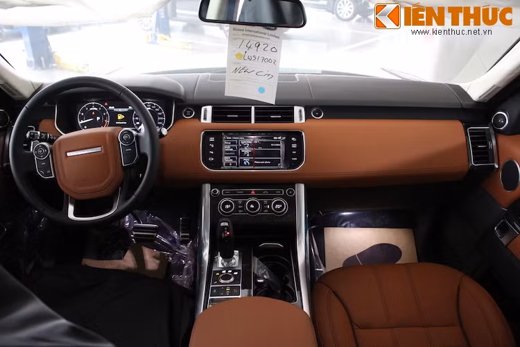 Bệ trung tâm rộng rãi với nhiều ngăn chứa đồ tiện dụng, ngay dưới cần số là núm chỉnh của hệ thống dẫn động 4 bánh Terrain Response "độc quyền" của Range Rover, giúp xe có khả năng chinh phục đa số những cung đường khó khăn.
