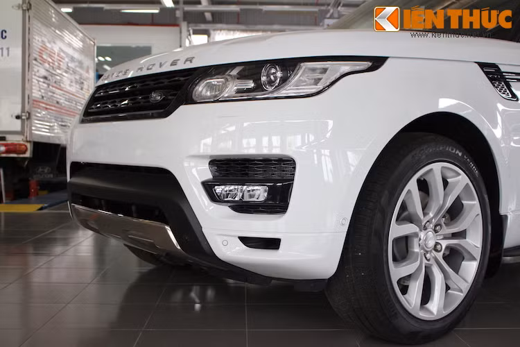 So với dòng Range Rover bình thường, phiên bản Sport nổi bật với cản trước thể thao cùng mâm 21 inch 'Style 505". Bản Autobiography còn có thêm ốp dưới cản trước mạ bóng sang trọng.
