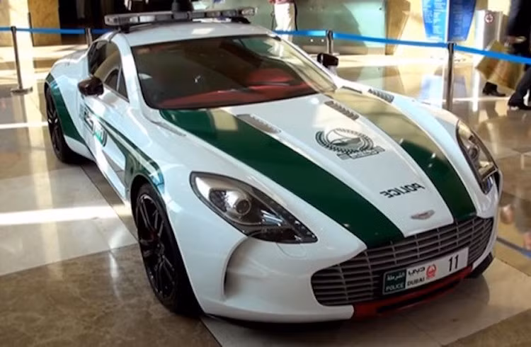 Chỉ có 77 chiếc được sản xuất, có lẽ cảnh sát Dubai khá "liều" và "chịu chơi" khi mua hẳn siêu xe Aston Martin One-77 về để đi tuần và đuổi bắt tốc độ cao. Hiện nay, One-77 vẫn là mẫu xe sản xuất hàng loạt nhanh nhất, mạnh nhất của Aston Martin.
