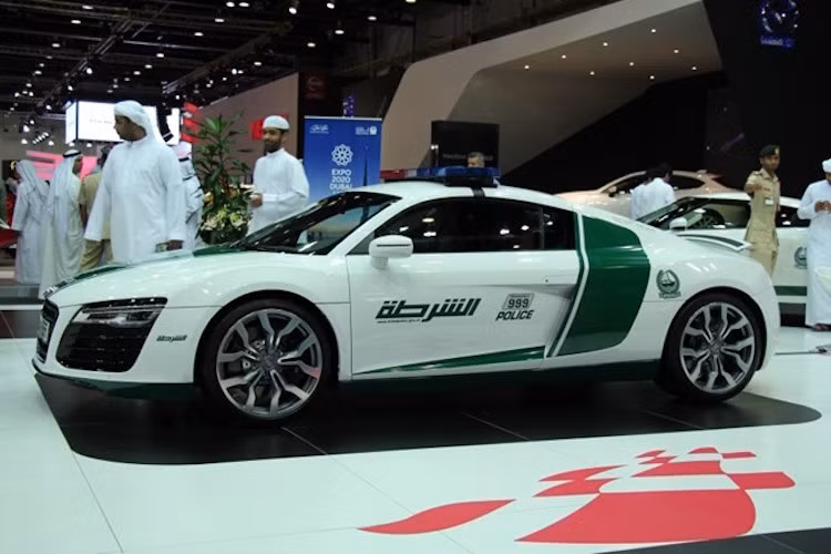 Trong đội xe của cảnh sát Dubai, có thể coi chiếc R8 V10 là "hạng xoàng" khi nó được sản xuất với số lượng khá lớn và mức giá trên 200.000 USD. Tuy nhiên đây vẫn là một mẫu xe mạnh mẽ với khối động cơ V10, 525 mã lực được chia sẻ cùng Lamborghini Gallardo.
