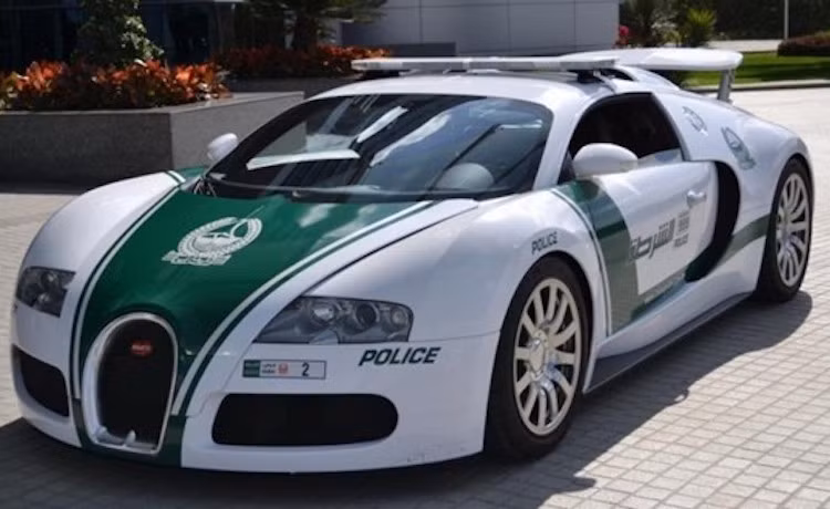 Bugatti Veyron là chiếc siêu xe tiền tỷ ấn tượng nhất trong đội siêu xe của cảnh sát Dubai. Nó được xem là mẫu xe nhanh nhất Thế giới trong thời gian dài và cũng là một trong những siêu xe đắt nhất Thế giới.