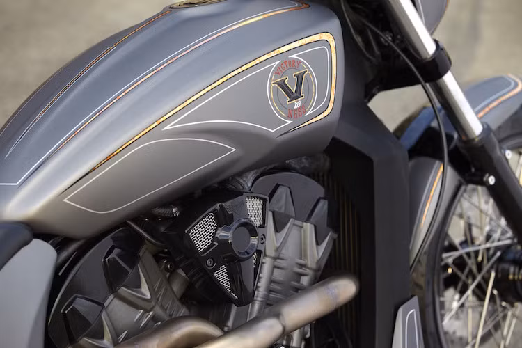 Chiếc xe có màu sơn toàn thân xám mờ thực hiện bởi Eric Reyes, đồng thời được trang trí bằng những đường kẻ pinstriping đậm chất xe độ Mỹ dựa trên những đường nét thân xe có sẵn.