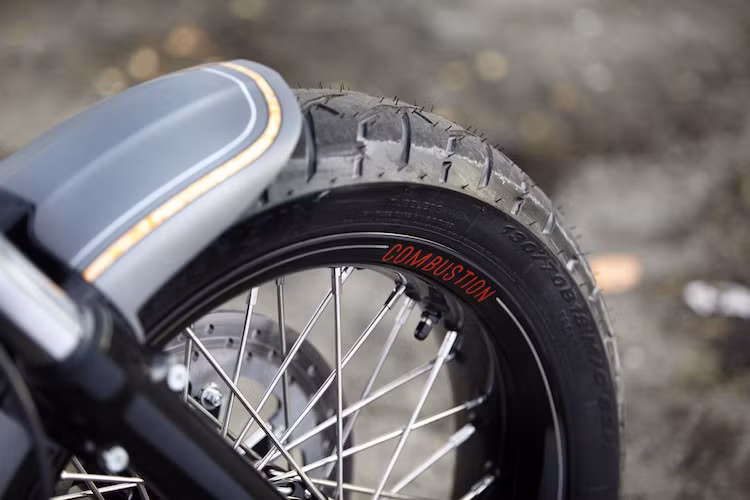 Thừa hưởng một số chi tiết từ Ignition, nhưng Combustion mang "tính cách" khác hẳn so với mẫu xe ra đời trước. Điểm nhấn đầu tiên của chiếc xe đó là cặp bánh căm với niềng đen, đem tới cho Combustion vẻ cổ điển hơn so với Ignition.