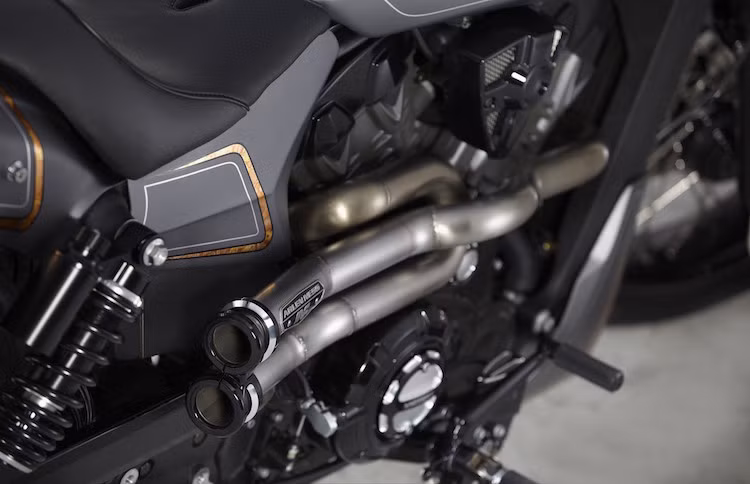 Hệ thống xả của Combustion có cổ pô do một tên tuổi xe độ khác ở châu Âu là Walz Hardcore chế tạo, cùng với lon siêu ngắn Arlen Ness by MagnaFlow.