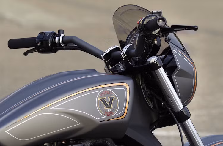 Phần đầu xe với chụp đèn kiêm quây gió nhỏ, cùng với tay lái cao và rộng khiến Combustion trở nên phù hợp hơn với những con đường cao tốc rộng và thẳng tắp xuyên qua các bang nước Mỹ.