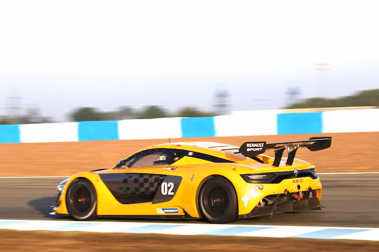 Toàn bộ phần vỏ xe được làm bằng sợi carbon, khiến trọng lượng của R.S 01 chỉ đạt 1100 kg.