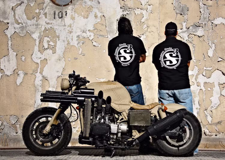 Garrett Larson và Dillon Shoffner hiện đang làm việc tại xưởng Show Stopper Studio ở Rossvile, Mỹ. Sản phẩm mới nhất của họ là một chiếc Honda Goldwing đời 1984, độ theo phong cách nhà binh.