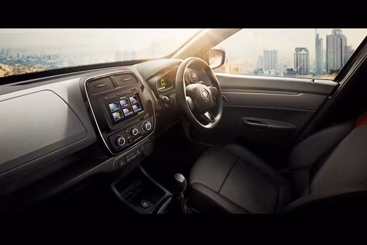 KWID sở hữu cabin đơn giản nhưng linh hoạt. Với chiều dài 3,68m và rộng 1,58m, Renault cho biết khoang lái và khoang hành lý của xe lớn nhất trong phân khúc.