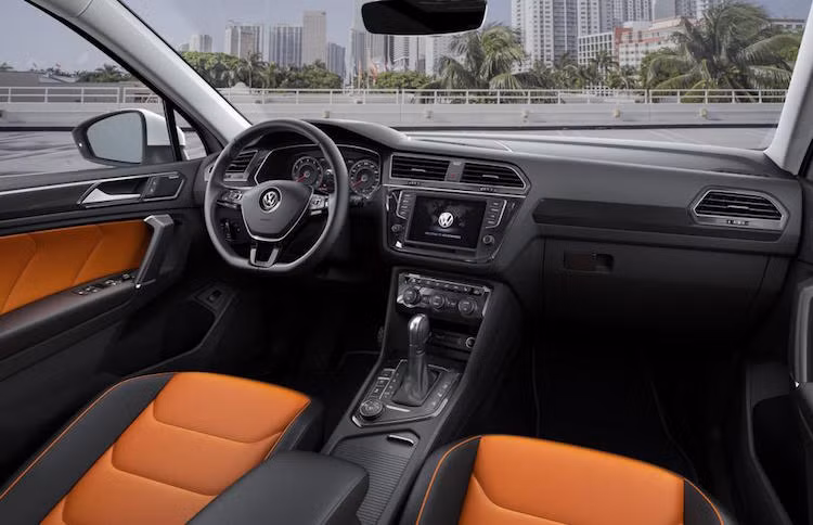 Như thường thấy trên những chiếc xe Volkswagen gần đây, Tiguan cũng được trang bị các công nghệ hỗ trợ như theo dõi người đi bộ sang đường, phanh khẩn cấp trong phố, hỗ trợ chuyển làn... ngay cả ở bản rẻ tiền nhất.