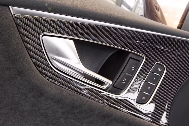 Những chi tiết ốp bên trong nội thất đều được ốp sợi carbon "xịn".