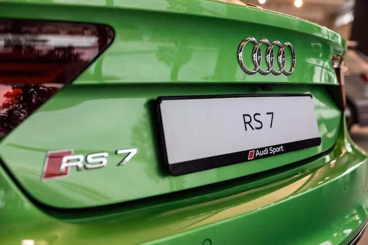 Không chỉ có thiết kế dạng coupe 4 cửa thanh lịch và nội thất cao cấp, khả năng vận hành của RS7 cũng "không phải dạng vừa".