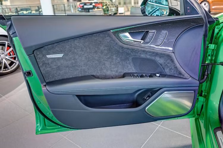 Ngay cả các panel trên cửa xe cũng được phủ trong Alcantara.