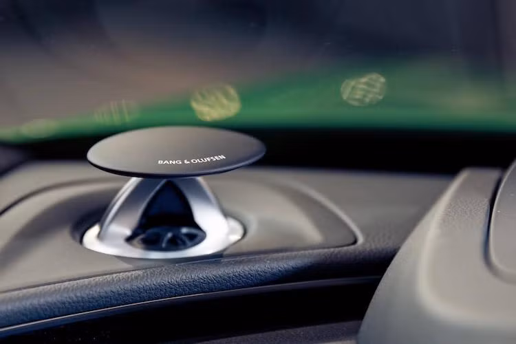 Hệ thống âm thanh hi-end trên xe được cung cấp bởi hãng Bang &amp; Olufsen nổi tiếng, với giá lên tới 6000 Euro (145 triệu đồng).