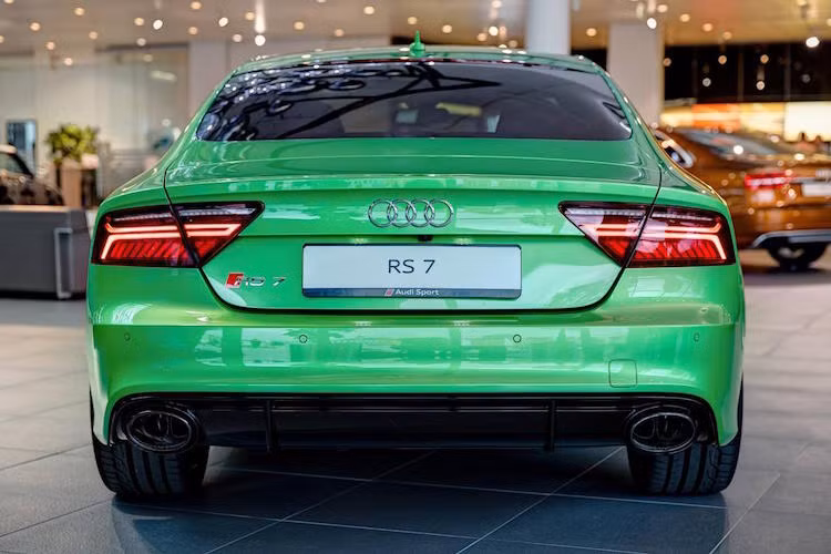 Với hộp số S-Tronic 8 cấp cùng hệ thống dẫn động 4 bánh quattro, chiếc xe chỉ mất 3,9 giây để tăng tốc lên 100 km/h và tốc độ tối đa giới hạn điện tử là 250 km/h.