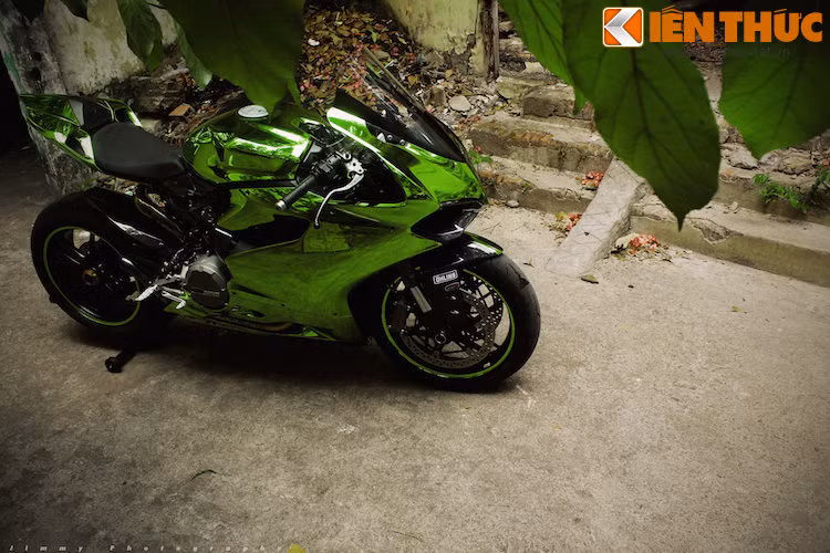 Tại thi trường Việt Nam, mẫu xe môtô 899 Panigale nguyên bản được chính hãng Ducati Việt Nam bán ra có giá khoảng 577 triệu đồng.