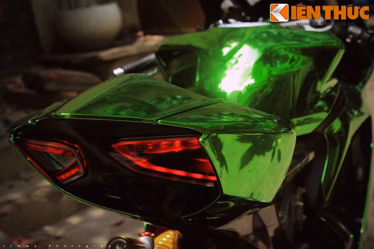 Phần đuôi với đèn LED tương tự 1199 Panigale.