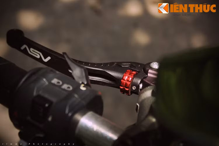Tay phanh và tay con ASV, với khả năng điều chỉnh hành trình bóp tự do.