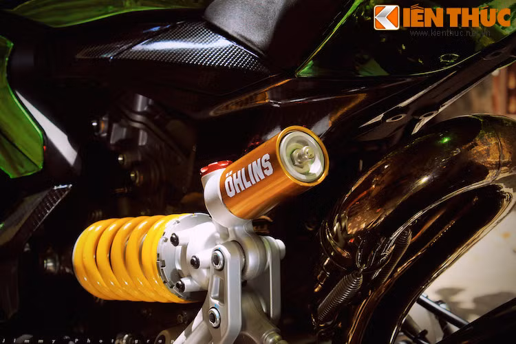 Phuộc sau Ohlins đẳng cấp, "lấp ló" phía sau là cổ ống xả đặc chế được xử lý "bóng lộn".