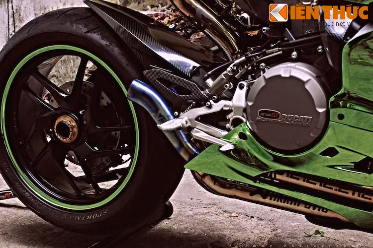 Dè sau của chiếc xe cũng được làm từ sợi carbon.