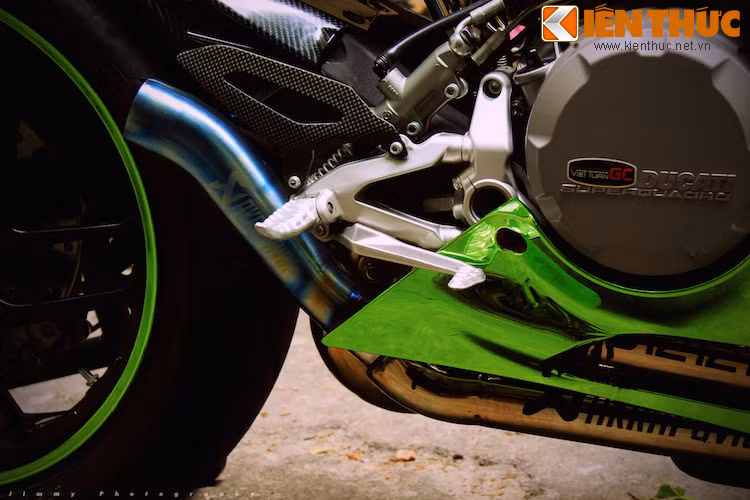 Pô của xe được làm bởi hãng Akrapovic, với âm thanh ồn ào mà ngay chính chủ nhân chiếc xe cũng phải thú nhận rằng nó "hơi la"!