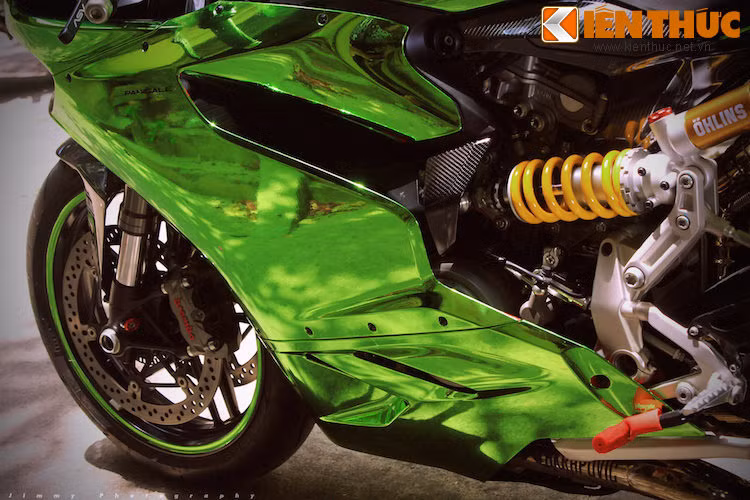 Các tấm ốp nhỏ ở hai bên thân xe cũng được làm từ sợi carbon.