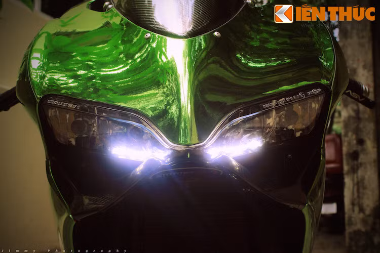 Phần đầu với thiết kế "mỏ khoằm" đặc trưng của 899 Panigale. Nhờ có công nghệ sơn chuẩn nên bóng của ngoại cảnh phản chiếu vào xe tạo thành các vân đều nhau.