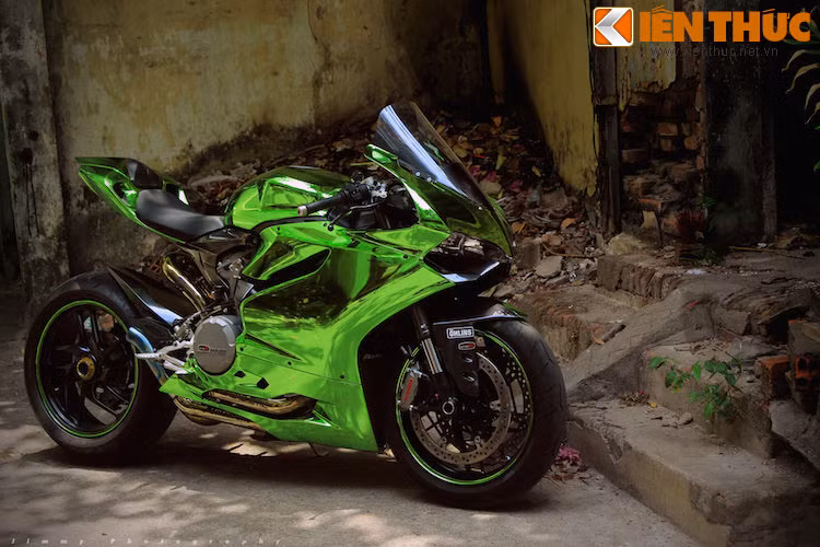 Toàn cảnh chiếc 899 Panigale sơn xanh chrome tại Sài Gòn.