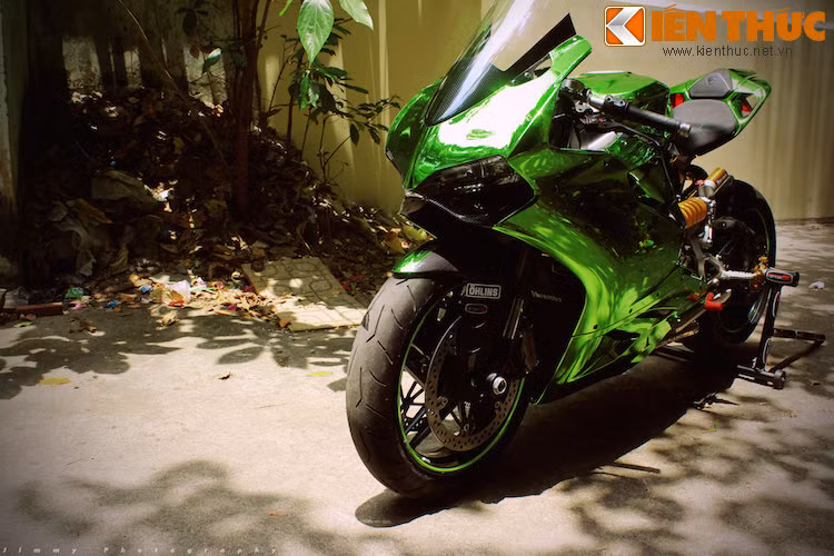 Với màu sơn xanh chrome mới, chiếc 899 Panigale đã trở thành tâm điểm của sự chú ý, đặc biệt khi dựng trong nắng.