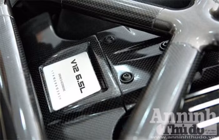 Murcielago LP-640 Roadster có động cơ V12 48 van 6.5 lít với công suất 640 mã lực và mô-men xoắn cực đại 659 Nm. Xe có khả năng tăng tốc từ 0-100 km/h chỉ trong 3,4 giây trước khi đạt tốc độ tối đa 322 km/h.