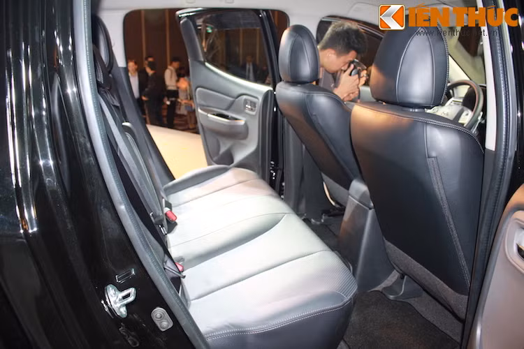 Hàng ghế sau có khoảng để chân và góc nghiêng lưng ghế lớn nhất trong phân khúc.