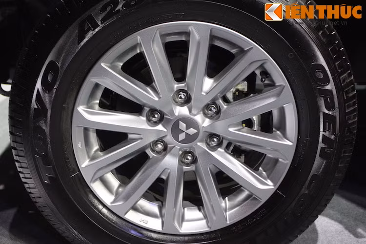 Xe được trang bị bộ mâm đúc 12 nan kép.