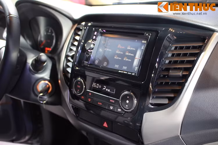 Hệ thống giải trí DVD với màn hình cảm ứng 6.1”, âm thanh 6 loa với kết nối Bluetooth/AUX/USB/HDMI trên xe.